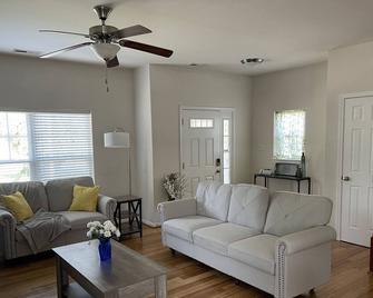 Cotillion Blue: 4bdrms w/ Beach access - Norfolk - Wohnzimmer