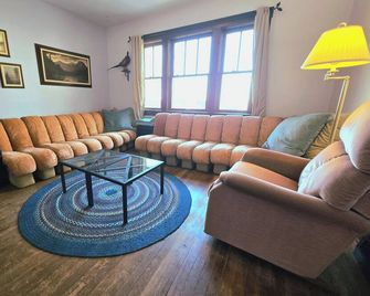 Lac La Biche Lakefront 5‑Bedroom Cottage with Private Beach & Large Yard - Lac La Biche - Huiskamer