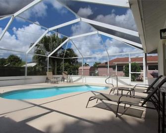 Newly renovated pool home in the heart of Naplesbr - Naples - Pool