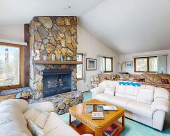 Conveniently located home with hot tub and amazing views - Tabernash - Sala de estar
