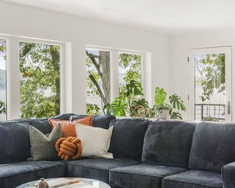 Modern Home with private beach on St. Croix River - Lakeland - Living room