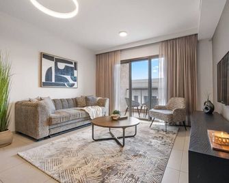 Central 2-Bedroom Apartment with Modern Amenities - Jerusalem - Living room