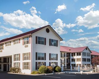 Super 8 by Wyndham Sevierville Riverside - Sevierville - Bygning