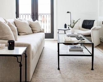 A Downtown Newly Renovated Historic Loft! Full Kitchen & Living! - Lacombe - Living room