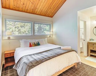 Hike, Ski & Golf: Bend Condo at Seventh Mtn Resort - Bend - Bedroom