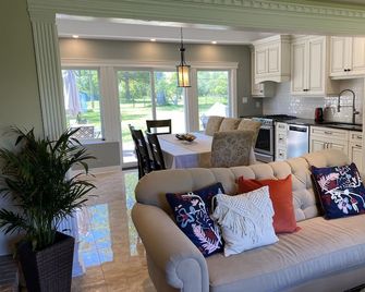 Niagara Riverview&Private pool &Hot Tub - Fort Erie - Living room