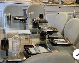 Nice Walk Out Basement Apartment - Centennial - Restaurant