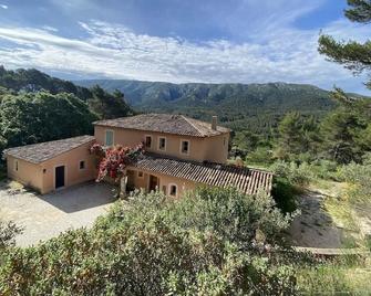 Villa in front of the sainte Victoire 10 min from Aix en Provence - Vauvenargues - Edificio