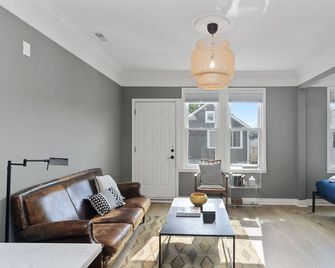 Perfect for a Hip and Romantic Getaway - This Chic Studio Offers the Best of the City by AllSet Turnover - Chicago - Living room