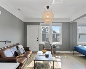Perfect for a Hip and Romantic Getaway - This Chic Studio Offers the Best of the City by AllSet Turnover - شيكاغو - غرفة معيشة