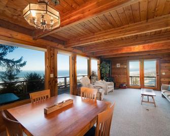 Pet friendly home offers sweeping hill top views, deck, short drive to the beach - Neskowin - Dining room