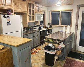 Cabin on Crystal Lake located on the Three Lakes Chain of Lakes. - Three Lakes - Kitchen