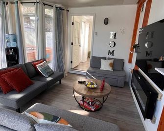 Charming & Private Family Palace near BWI airport - Glen Burnie - Living room