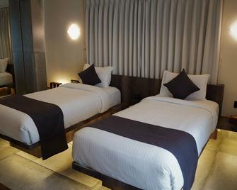 De Glance Hotel - Surat - Спальня
