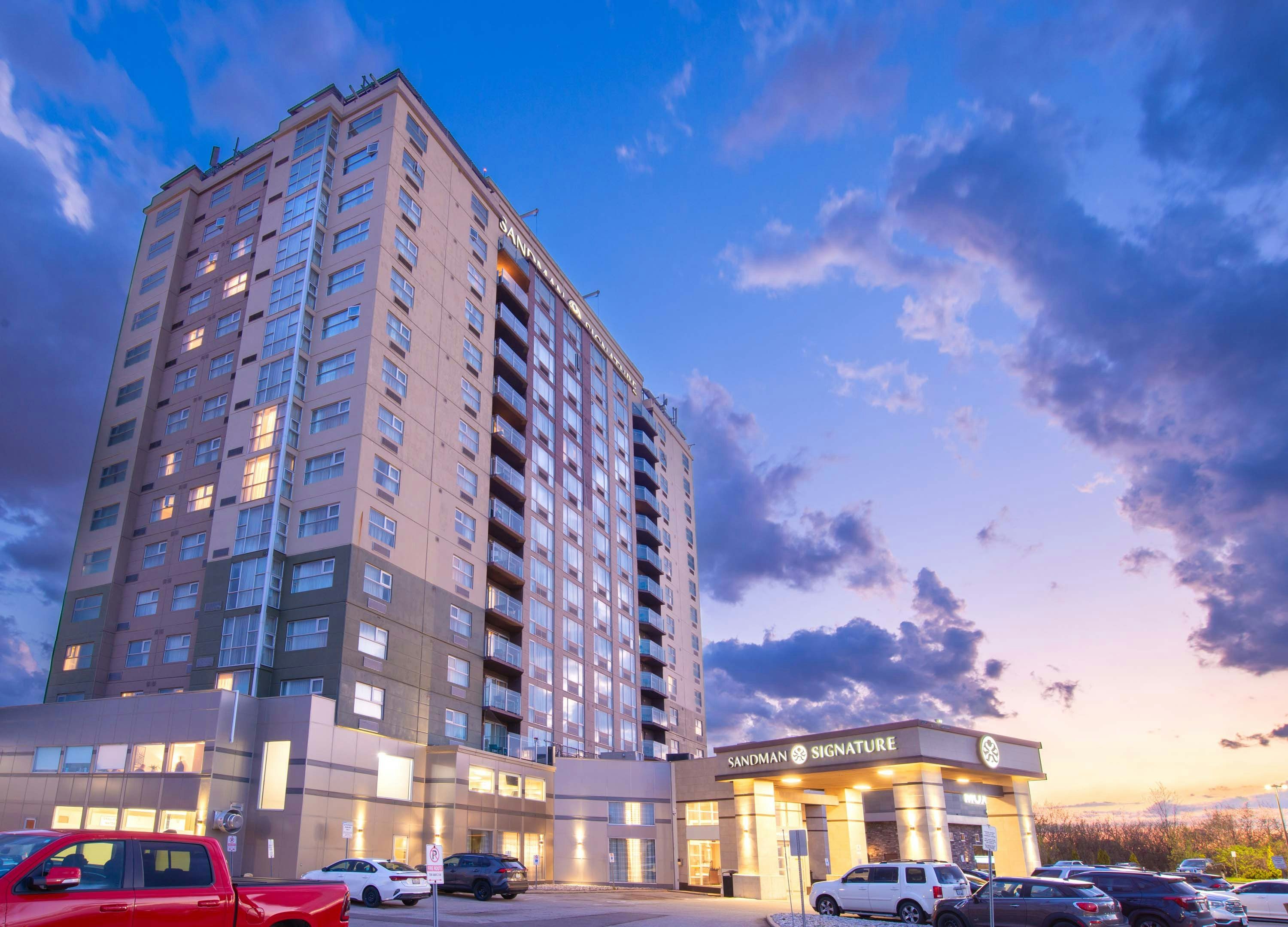 Sandman Signature Toronto Airport Hotel thumbnail 3