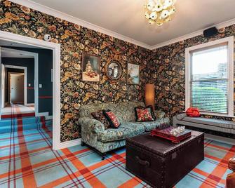 The Dairy Private Hotel by Naumi Hotels - Queenstown - Living room