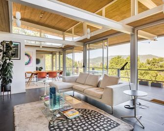 Iconic Case Study House #26, with world-class destinations at your doorstep - San Rafael - Living room