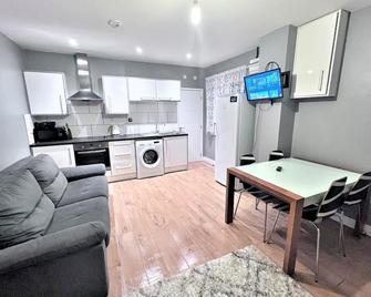 1 Bedroom Apartment By The River - High Wycombe - Keuken