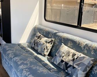 Rv2 Stunning Rv Private Netflix Freeparking - Moreno Valley - Living room
