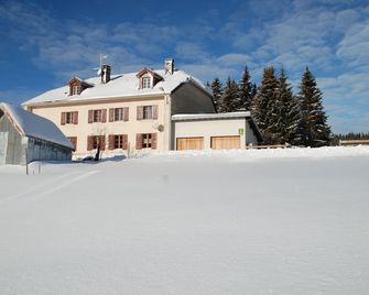 Traditional Haut-Jura farmhouse at the foot of the slopes with recharging point - Lamoura - Bâtiment