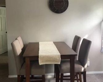 Walk to SNC Campus Minutes away from Lambeau Field - De Pere - Dining room