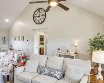Near State Parks and Dtwn Quaint Sparta Home! - Sparta - Sala de estar