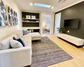 Capri Waterfront Resort-Style 5br & Pool - Surfers Paradise - Obývací pokoj