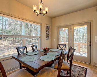 Secluded Creekside Cabin Heart of Dahlonega Wine, Weddings, and Adventure - Dawsonville - Essbereich