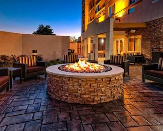 Courtyard by Marriott Westbury Long Island - Westbury - Patio