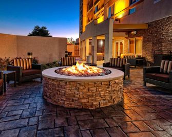 Courtyard by Marriott Westbury Long Island - Westbury - Patio