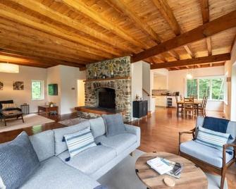 Berkshire Vacation Rentals: High End Berkshires Getaway - Egremont - Living room