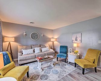 Swansboro Coastal Home Less Than 3 Mi to State Park! - Swansboro - Living room