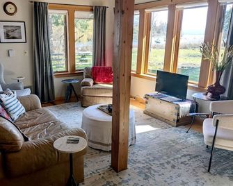 Nature Escape by the Columbia River: Charming Cabin in Skamokawa, Washington - Skamokawa - Living room
