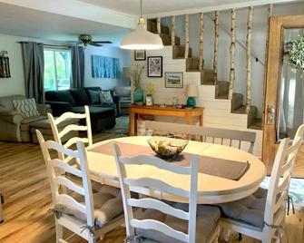 Cozy, Modern Camp nestled near Audra State park. - Buckhannon - Їдальня