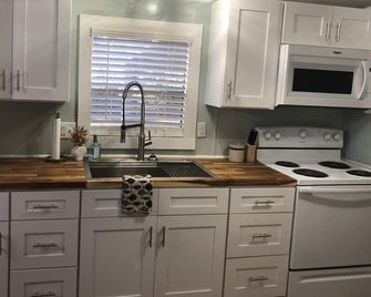 Shellman Bluff Village Home: Ideal location,3 bedrm,2 bath,lg porch,boat shed - Townsend - Cocina