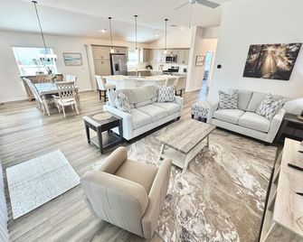 3/3 in The Village of Well Point - Sumterville - Living room