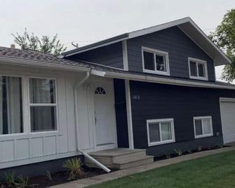 Lumi Deluxe - Saskatoon - Building