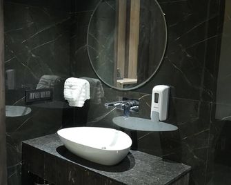 Hotel The Royalista - Bathinda - Baño