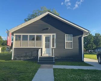 Charming Oasis 2-bedroom house with AC, WiFi in small town Taylorville - Taylorville - Budova