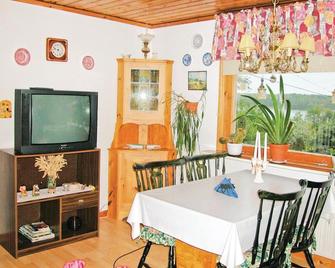 Cozy home in Strängnäs with kitchen - Strängnäs - Comedor