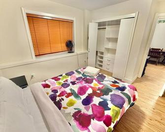 Entire Private Guest Suite, 2 parking spaces - Pitt Meadows - Bedroom