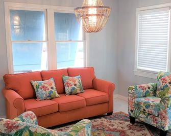 Bungalow, Sleeps 8, Walk To Beach In Three Minues - Virginia Beach - Living room
