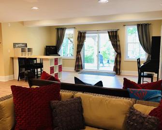 10 mins. to downtown Saratoga and SPAC. 1,000 sq. ft. Spacious and quiet. - Ballston Spa - Living room