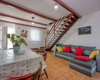 2 Bedroom Beautiful Apartment In Veli Losinj - Veli Losinj - Ruang makan