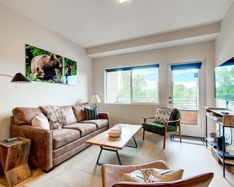 The Bear Den in Downtown Bozeman: Penthouse With Mountain Views - Bozeman - Living room
