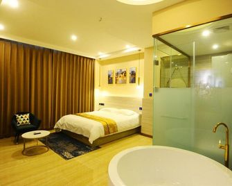 Jiade Yese Art Theme Hotel (Qingdao Licun Metro Station Pedestrian Street North Railway Station) - צ'ינגדאו - חדר שינה