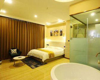 Jiade Yese Art Theme Hotel (Qingdao Licun Metro Station Pedestrian Street North Railway Station) - Qingdao - Habitación
