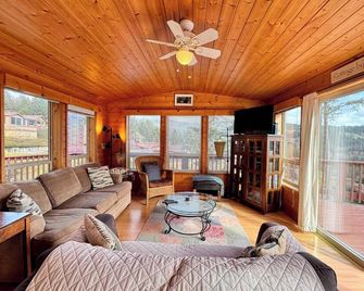 Cottage by the SEA Su - Brookings - Living room