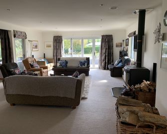 Large Sunny Holiday Home - Wanaka - Living room