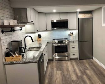 Modern Rustic Charm Apartment. Quiet setting. Only a 4 minute drive to downtown! - Napanee - Keuken